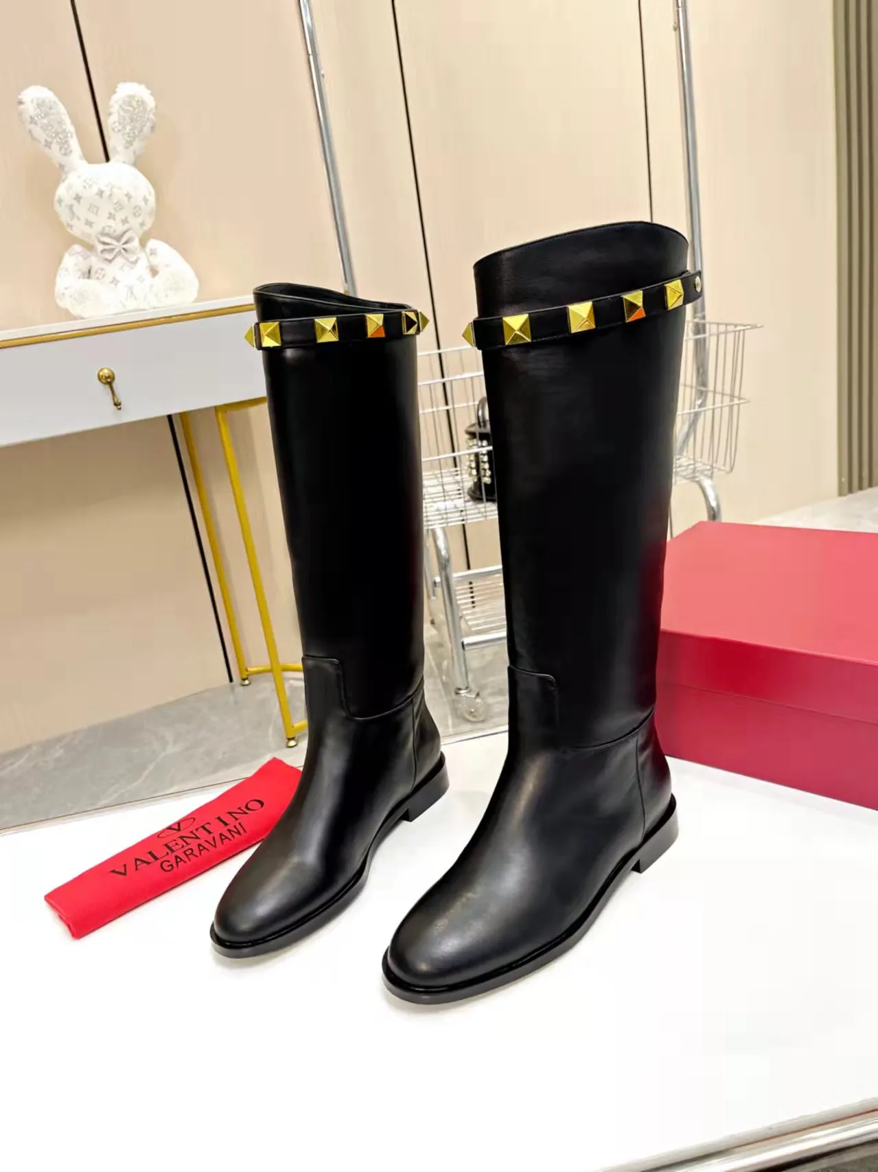 👟👟Ex-factory price 740👟👟 Genuine leather sole +40🆕 Valentino. Valentino autumn and winter fashion women's boots: Comfortable and versatile on the upper feet, showing long legs, Fabric: Imported first-layer cowhide ⚡The most popular V buckle ⚡Inside feet all genuine leather Code number: 35−40 (Customized size 41) Boot height: 15 inches